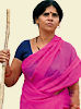 Moi Sampat Pal chef de gang en sari rose