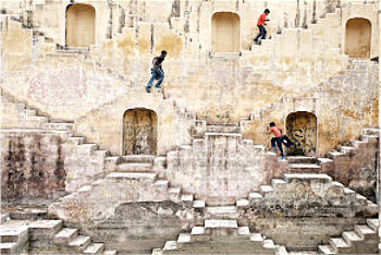 Jeux d'enfants dans un puits en escalier, Jaïpur par Philippe Cap